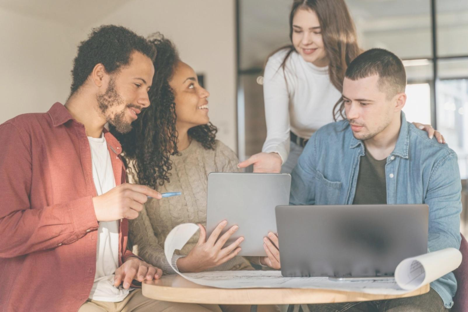 Espacio de trabajo moderno con elementos que representan planificación financiera y organización